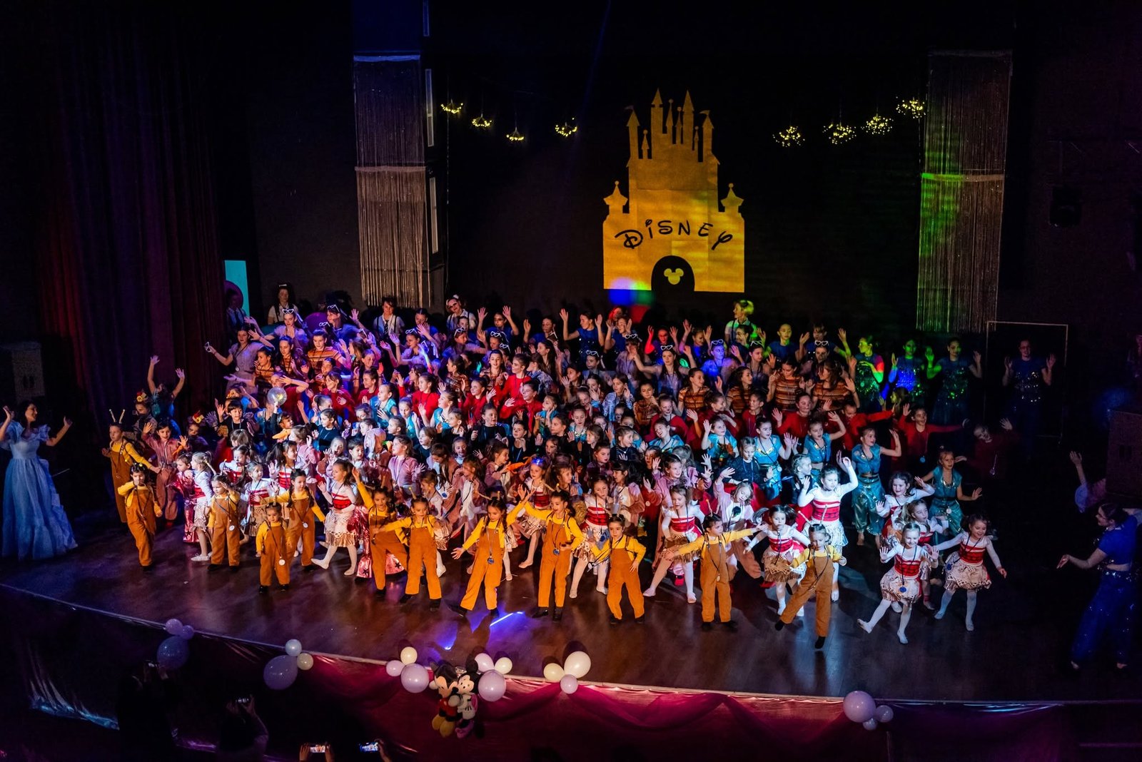 Spectacol Disney cu zeci de copii dansatori pe scenă