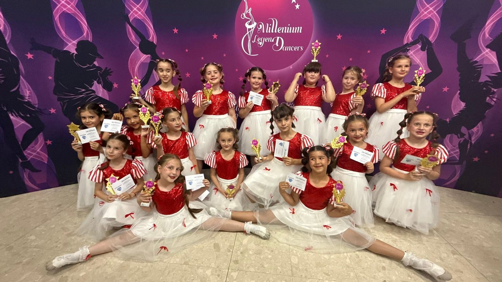 Grup de dansatoare Alegria cu cupe la Millenium LegenDancers