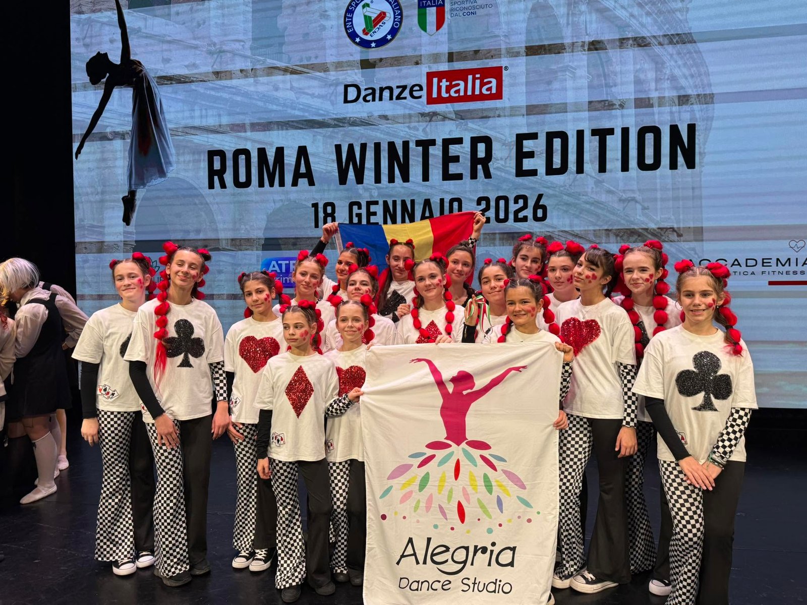 Grup de dansatoare Alegria costumate tematic la competiția DanzeItalia din Roma